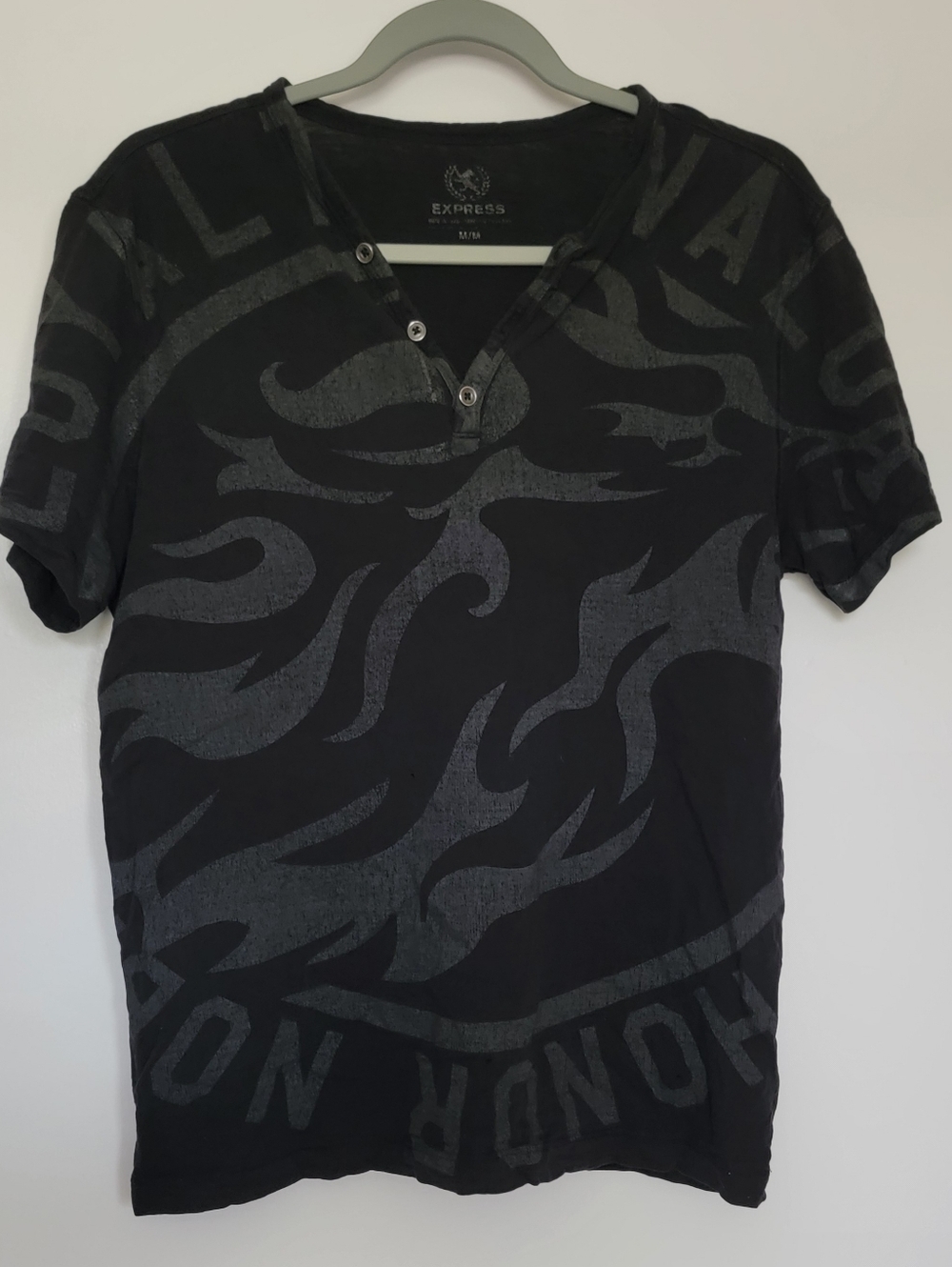 Express Short Sleeve Henlet T Shirt Mens Medium